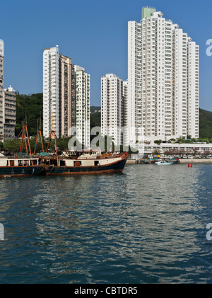 Dh Porto di Aberdeen ABERDEEN HONG KONG giunche da pesca nel porto di Aberdeen e ancoraggio appartamenti residenziali Foto Stock