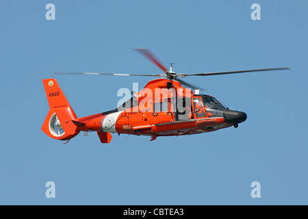 Coast Guard HH-65 Dolphin in volo. Foto Stock