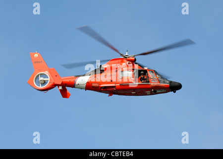 Coast Guard HH-65 Dolphin in volo. Foto Stock