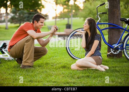 Uomo caucasico di scattare una foto di mia moglie Foto Stock