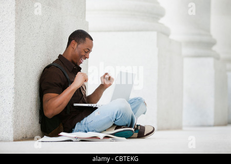 Nero studente di college utilizzando laptop all'aperto Foto Stock