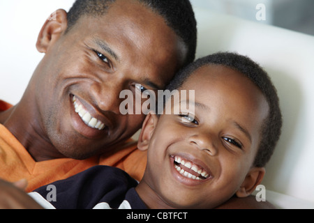 Sorridente americano africano padre e figlio Foto Stock