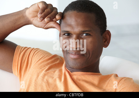 Sorridente African American uomo Foto Stock
