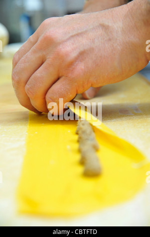 Chef di rotolamento agnolotti fatti in casa la pasta Foto Stock