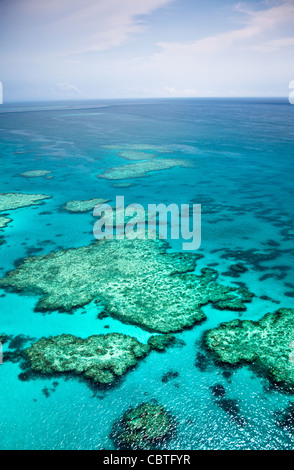 Vedute aeree di la spettacolare grande barriera corallina vicino alle Isole Whitsunday nel Queensland, in Australia. Foto Stock