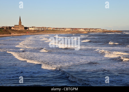 La costa del mare del Nord guardando dal verso di Tynemouth Cullercoats e Whitley Bay, a nord-est dell' Inghilterra, Regno Unito Foto Stock