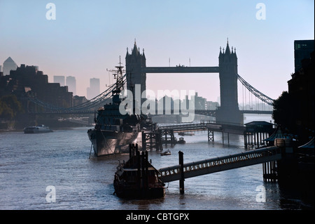 LONDRA, Regno Unito - 01 OTTOBRE 2011: HMS Belfast ormeggiato di fronte al Tower Bridge sul Tamigi Foto Stock