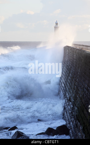 Onde che si infrangono sulla parete nord del molo di Tynemouth, North East England, Regno Unito Foto Stock