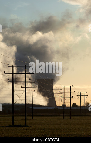 Fumo e vapore passando da torri di raffreddamento di un alimentate a carbone di generazione di energia elettrica della stazione di potenza, Regno Unito Foto Stock