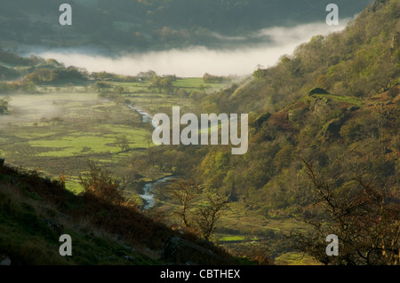 Early Morning mist giacente in Nant Gwynant Snowdonia National Park il Galles del Nord Foto Stock