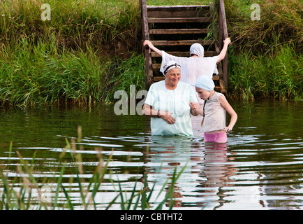 Pellegrini di prendere un bagno a primavera sacra del monastero Vvedeno-Oyatsky, regione di Leningrado, Russia Foto Stock