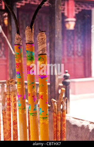 Bastoncini di incenso - Tempio Baiyun a Shanghai (Cina) Foto Stock