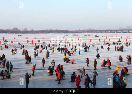 La gente di pattinaggio, Harbin, Cina Heilongjiang Provincia Foto Stock