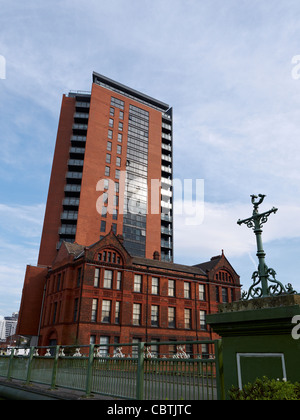 Vecchio con architettura moderna in Salford Manchester REGNO UNITO Foto Stock