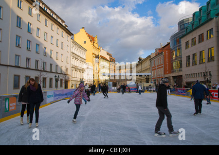 Pista di pattinaggio su ghiaccio a Ovocny trh Piazza Città Vecchia Praga Repubblica Ceca Europa Foto Stock