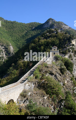 Menour Cappella, Notre-Dame de la Ménour (c17 e Long Ramp, scala, scala o gradini, la 'Grande Muraglia di Menour', Moulinet, Alpes-Maritimes, Francia Foto Stock