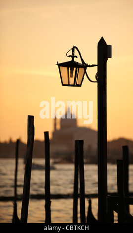 Lampada tradizionale e la Chiesa del Santissimo Redentore al tramonto, Venezia, Veneto, Italia Foto Stock