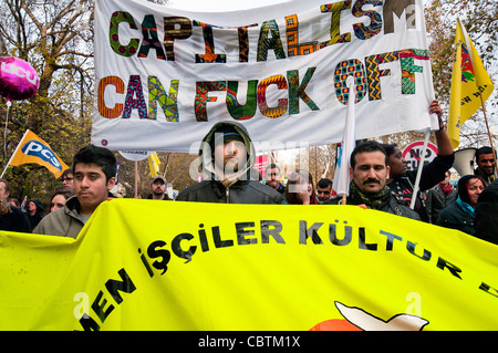 I percussori protestare contro il governo le riforme dei sistemi pensionistici in Gran Bretagna il primo sciopero di massa in 30 anni. Londra, Regno Unito. 30 Nov 2011 Foto Stock