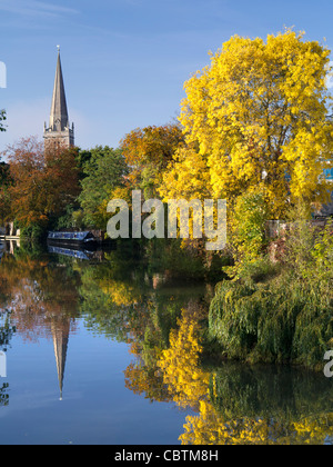 Abingdon vista dal ponte, inizio autunno il giorno 5 Foto Stock