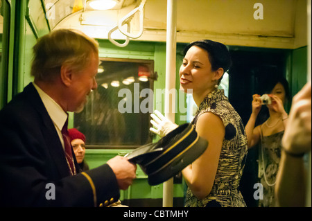 I Newyorkesi, i turisti e gli appassionati della metropolitana, alcuni nel periodo abito, viaggi su un MTA vintage Nostalgia treno Foto Stock