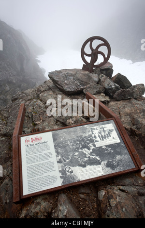 Segno interpretative e tram vecchi manufatti. Chilkoot Pass. Chilkoot Trail. USA-Canada border Foto Stock