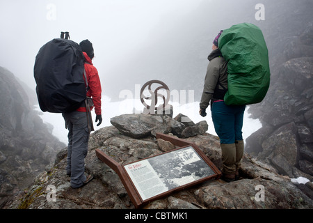 Il trekking di lettura di un segno interpretative. Chilkoot Pass summit. Chilkoot Trail. USA-Canada border Foto Stock