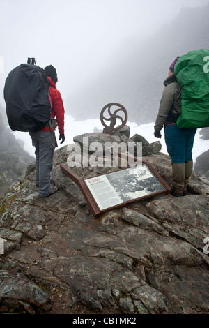 Il trekking di lettura di un segno interpretative. Chilkoot Pass summit. Chilkoot Trail. USA-Canada border Foto Stock