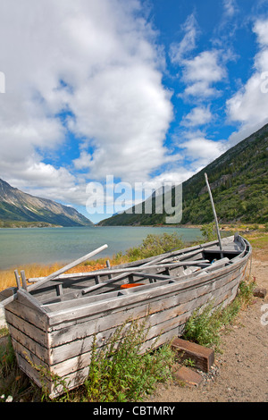Una replica di una delle barche usate da de oro stampeders sulla loro strada verso il Klondike nel 1898. Lake Bennett. Canada Foto Stock