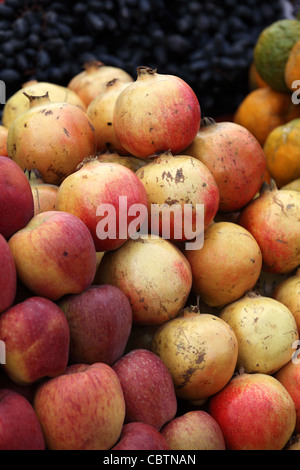 Melograno, mele, arance e uva su un mercato in Andhra Pradesh in India del Sud Foto Stock