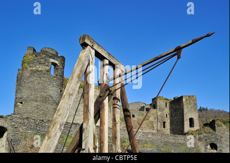 Springald / Ballista, una meccanica del dispositivo di artiglieria presso le rovine del castello medievale in La Roche-en-Ardenne, Ardenne, Belgio Foto Stock