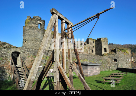 Springald / Ballista, una meccanica del dispositivo di artiglieria presso le rovine del castello medievale in La Roche-en-Ardenne, Ardenne, Belgio Foto Stock