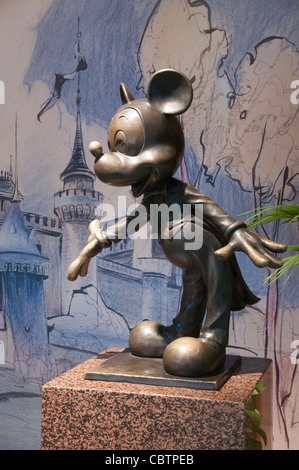 Tristemente famoso personaggio dei fumetti di Mickey Mouse statua in hotel Disney, Anaheim, US Foto Stock