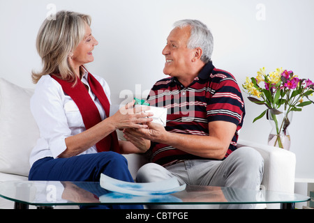 Amorevole marito dando dono alla sua moglie Foto Stock