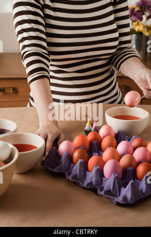 Donna che stava morendo di uova di Pasqua Foto Stock