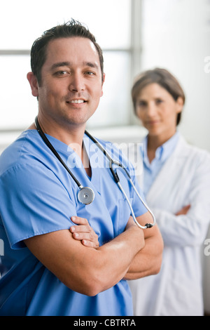 Sorridente medici insieme permanente Foto Stock