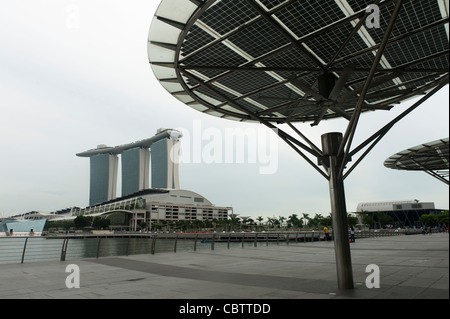 Energia Solare- powered ventola di raffreddamento a Singapore il Marina Bay. Foto Stock