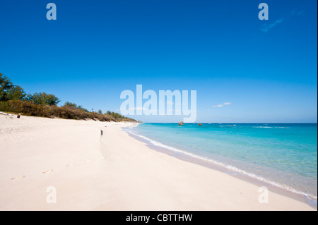 Donna e orme orme nella sabbia Warwick Long Bay, Jobson's Cove Beach, Bermuda. Foto Stock