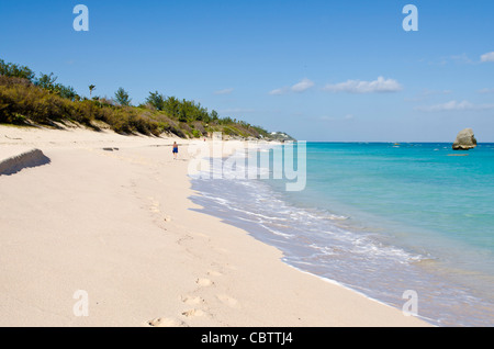 Donna e orme orme nella sabbia Warwick Long Bay, Jobson's Cove Beach, Bermuda. Foto Stock
