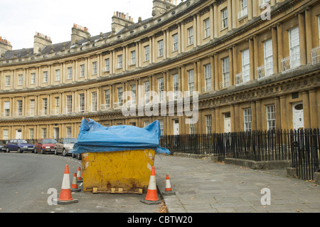 Costruttori saltare e auto parcheggiata di fronte al Bagno elegante Circus nella città di Bath Spa,Somerset, Regno Unito Foto Stock