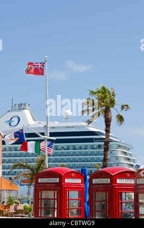 Bermuda. Vecchio British chiamata telefonica casella vicino al terminal per navi da crociera nel Royal Naval Dockyard, Bermuda. Foto Stock