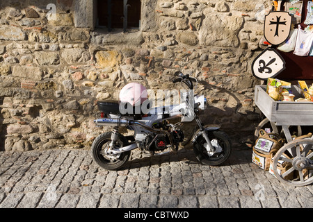 Un piccolo scooter con rosa casco Place Auguste Pierre Paul, Carcassonne, Languedoc-Roussillon, Francia Foto Stock