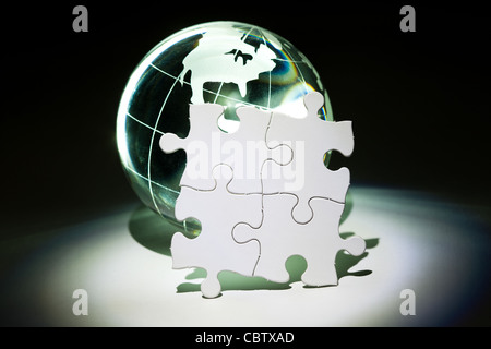 Globo bianco e puzzle, la concezione di business Foto Stock