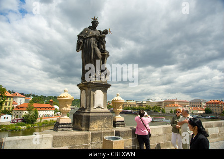 I turisti sul Ponte Carlo a Praga fotografare cercando Foto Stock