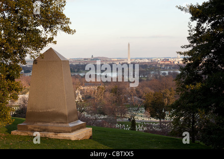 Memoriale di guerra civile nei pressi di Arlington casa nel cimitero si affaccia su Washington DC al tramonto Foto Stock