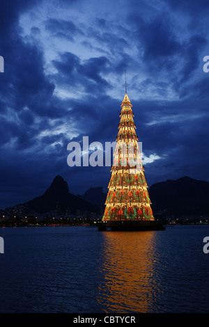 Albero di natale a Rodrigo de Freitas Lagoon a Rio de Janeiro in Brasile Foto Stock