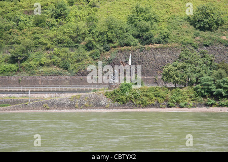 Statua di Lorelei sulla riva destra del fiume Reno vicino a Loreley, Germania Foto Stock