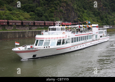 La Loreley in barca sul fiume andando a valle sul fiume Reno presso la Lorelei, Germania Foto Stock