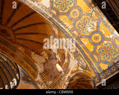 Peeling affreschi sulle arcate di Hagia Sophia (Aya Sofya) basilica, Sultanahmet, Istanbul, Turchia Foto Stock