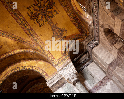 Mosaici in oro su archi di Hagia Sophia (Aya Sofya) basilica, Sultanahmet, Istanbul, Turchia Foto Stock