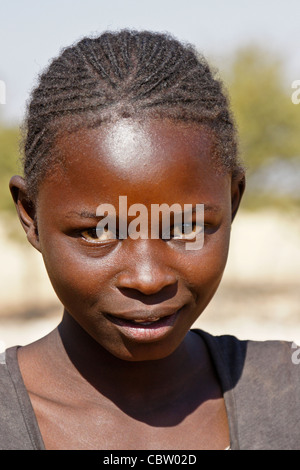 Herero ragazza con i capelli intrecciati (cornrows), Damaraland, Namibia Foto Stock